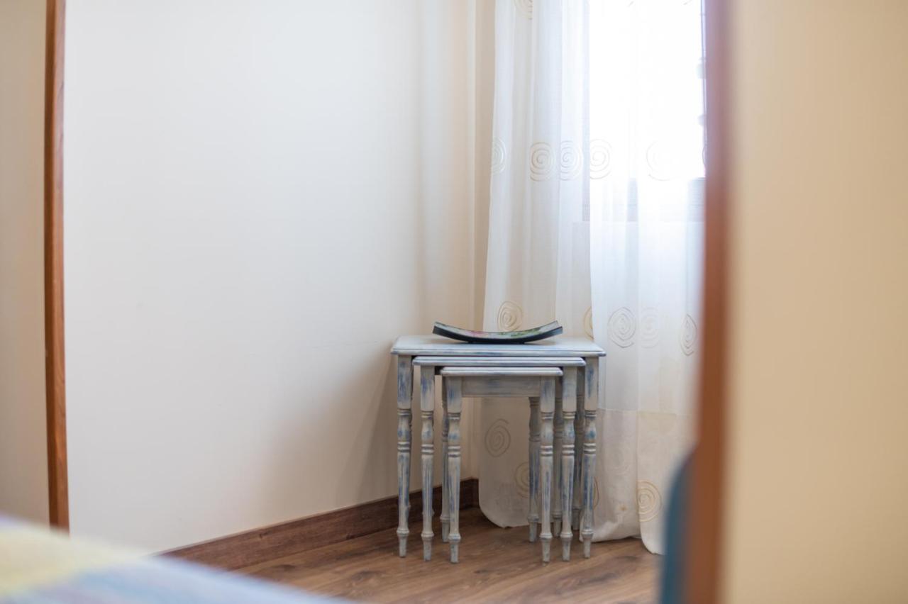 Pria, En Apartment